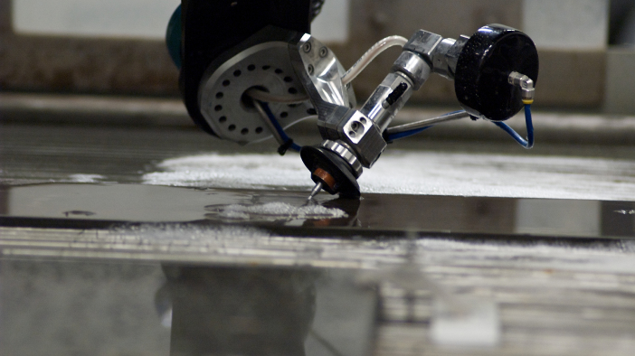 Dynamic waterjet cutting head cutting metal